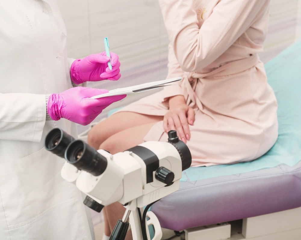 Doctor con una mujer de paciente